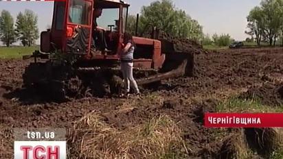 Невідомі крадуть чорнозем з розпайованих земель