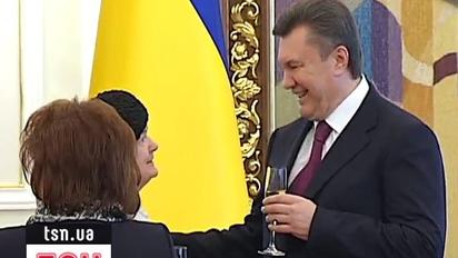 Віктор Янукович люб'язно поспілкувався з матір'ю убитого журналіста Георгія Гонгадзе