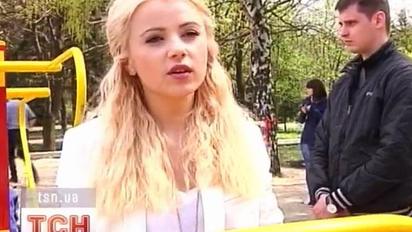 Чи ви бачили гламурну співачку з лопатою?