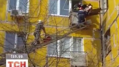 Випала із шостого поверху і вціліла