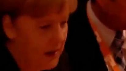 Официант облил Меркель пивом и громко выругался