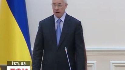 Азаров привітав нового міністра лише квітами