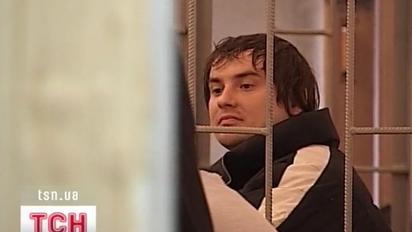 Чоловік у власному під'їзді з пістолета поранив 13-тирічну дівчинку