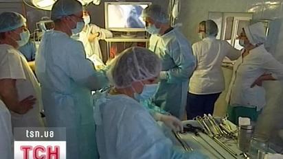 У Києві провели першу у східній Європі "закриту" операцію на щитовидці