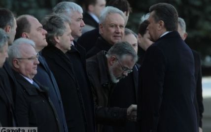 Табачник привітав Януковича нижче за всіх (фото)