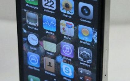 Одесит розчавив свій телефон екскаватором заради iPhone 4 (відео)