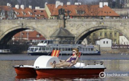Мешканці Праги вже загоряють у купальниках (фото)