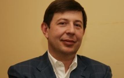 Львівський депутат роздав молитовники зі своїм фото