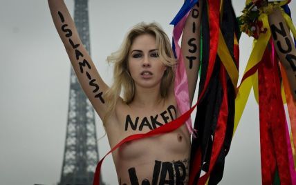 FEMEN в Парижі роздягнули мусульманок: Аллах створив нас голими!