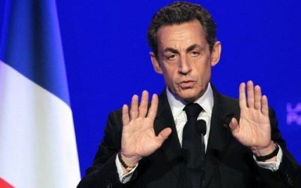Президент Франції відмовився від сирів та вина