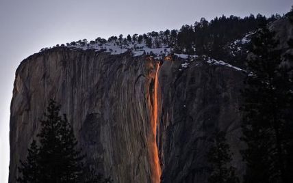 Водоспад перетворився на вулкан при заході сонця (фото)
