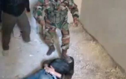 Нове відео жахів у Сирії: по жертві стрибають і б'ють палицею