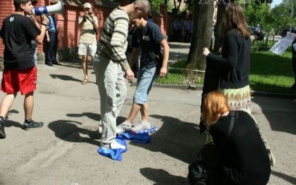 У Львові націоналісти витирали ноги шматтям з прапорів Єдиної Росії
