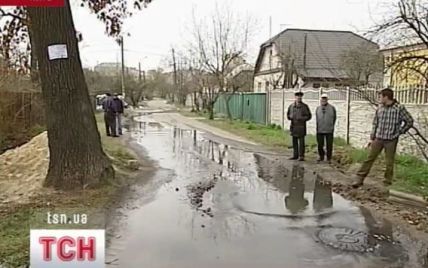 У Києві смердючі фекалії прорвалися назовні і затопили кілька вулиць
