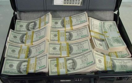 Таксист знайшов 36 тисяч доларів і повернув їх власнику