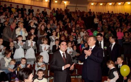 Туркменські діти у цирку аплодували Януковичу стоячи