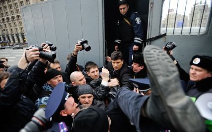 На Майдані нардепи відбили мітингувальників від "Беркута"