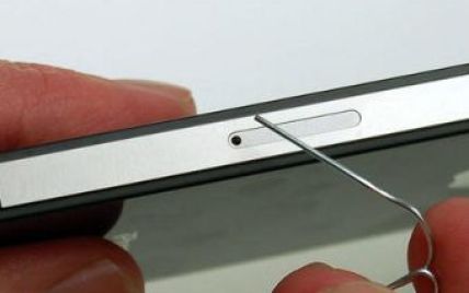 Запаролений iPhone зламали канцелярською скріпкою