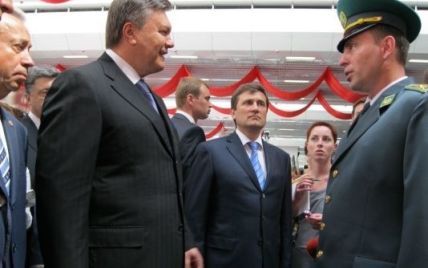 Янукович у Донецьку відкрив аеропорт та приймав подарунки
