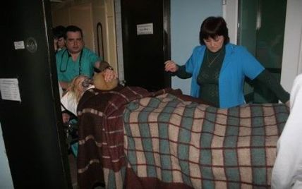Лікарі готують Оксану Макар до пластики, а її матір молиться Богу