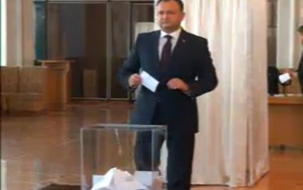 Молдавські депутати обирають президента в оточенні поліції та стільців