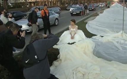 Найдовшу в світі весільну сукню пошили румуни