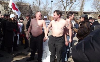 Чоловіки показали голі груди під вікнами Тимошенко (фото)