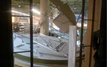 В одеському супермаркеті прямо при вході обвалилася стеля (фото)