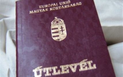 Угорщина видає свої паспорти українцям через дірки у законах