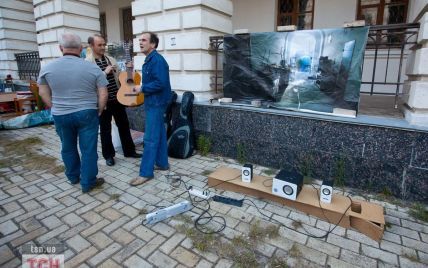 У Києві захисники Гостинного двору добиралися до влади кулаками