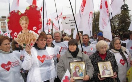 Нардепи і прихильники Тимошенко перемістилися під стіни колонії