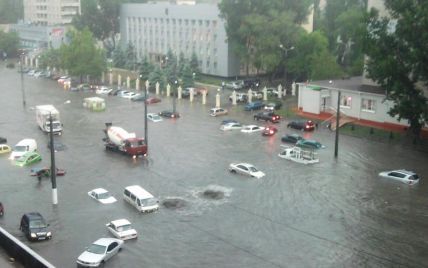 В Одесі машини плавають по вікна у воді (відео)