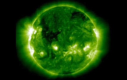 Астрономи NASA побачили на Сонці гігантського птаха (фото)