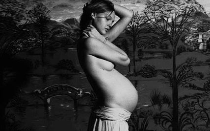 Модель Саша Пивоварова оголилась на останніх місяцях вагітності