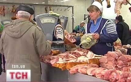 Українці не погодилися з Азаровим щодо м'яса та попросили грошей