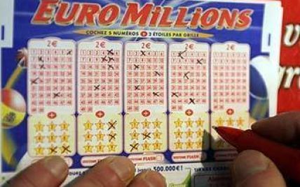 Щасливий переможець лотереї подарував другу мільйон