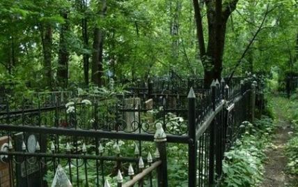 На київських кладовищах назріває колапс: людей ніде ховати