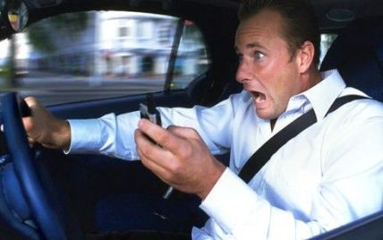 За розмови по мобільному без "хендс-фрі" водіїв оштрафують на півтисячі