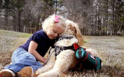 Дбайливий пес щодня рятує дівчинку, яка не може дихати сама (фото)