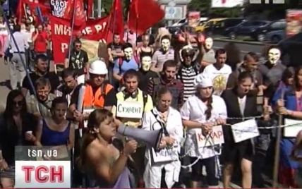 Профспілки вивели людей на вулиці проти збільшення робочого часу