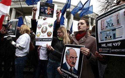 Білоруські опозиціонери відзначили День волі з плакатами "Мукашенко лудак"