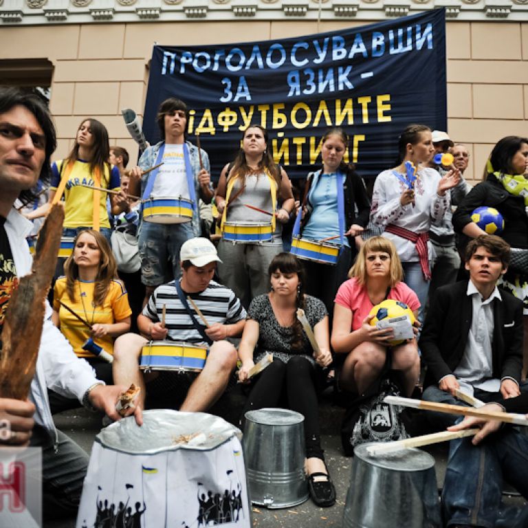 Під Радою прихильники ПР обікрали захисників української мови