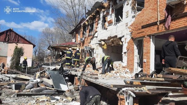 Le conseguenze del bombardamento di Kropyvnytskyi nella notte del 20 marzo. Foto: Servizio di emergenza statale della regione di Kirovohrad / ©