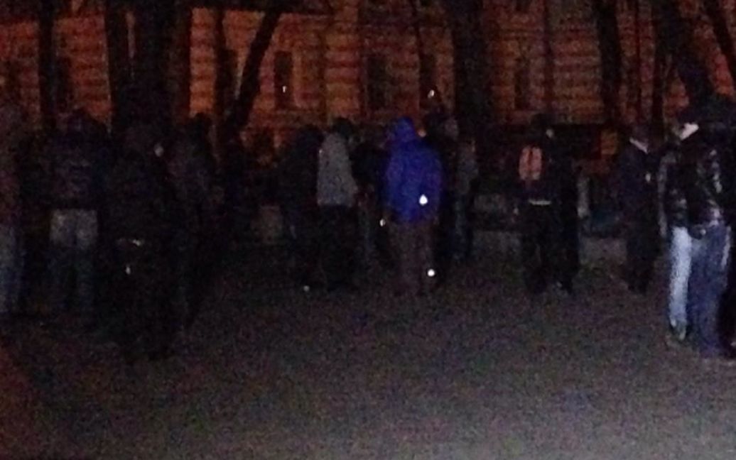 Молодь у Маріїнському парку в ніч проти вівторка, 3 грудня. Фото Григорія Жигалова / © ТСН.ua