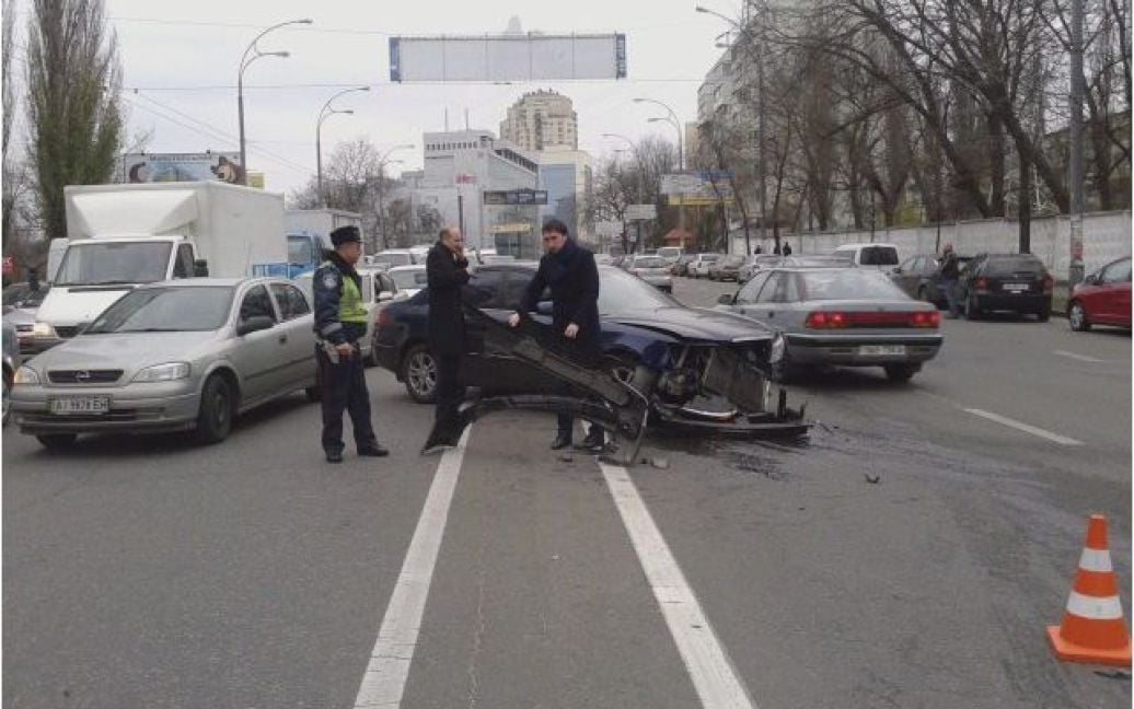 Водій позашляховика протаранив три автомобілі / © magnolia-tv