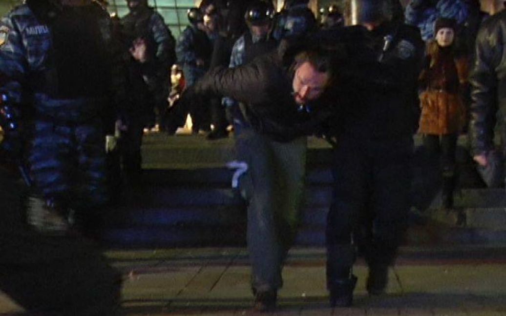 Людей запихали в автозаки / © ТСН.ua