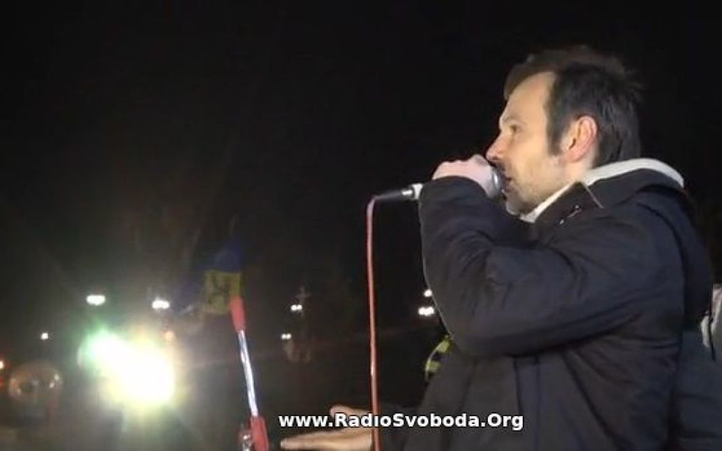 На Євромайдані Вакарчук заспівав студентам "Вставай" / © radiosvoboda.org