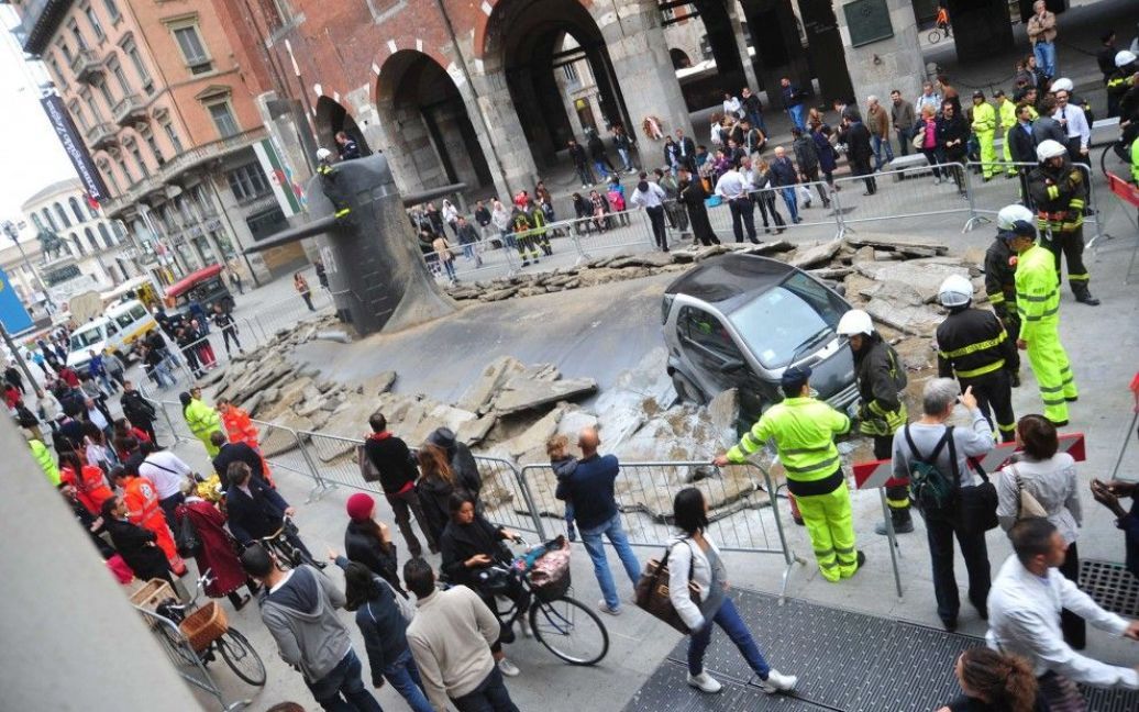 Субмарина "виринула" прямо посеред вулиці / © La Repubblica