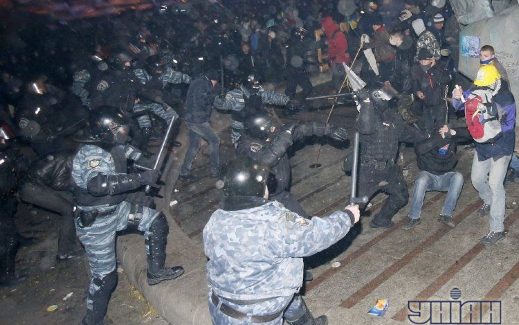 "Беркут" брутально розігнав вночі Євромайдан / © УНІАН