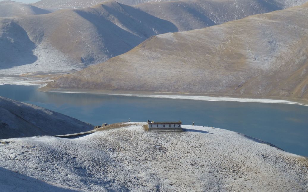 Озеро Ямдрок Цо &ndash; одно из 4 священных озер Тибета / © 